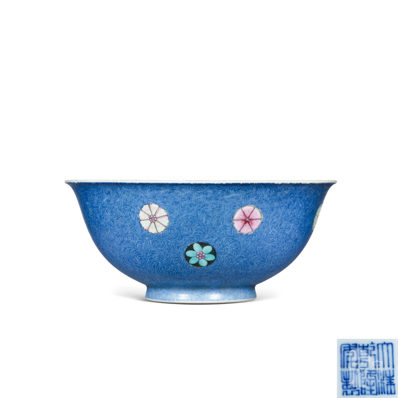 清乾隆蓝地轧道粉彩皮球花卉纹大碗 - 图1